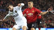 Souboj José Gayi (Valencie) s Alexisem Sánchezem z Manchesteru United (vpravo). Souboj José Gayi (Valencie) s Alexisem Sánchezem z Manchesteru United (vpravo).