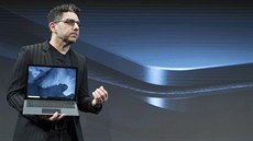 Viceprezident Microsoftu Panos Panay ukazuje nový Surface Laptop 2.