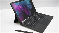 Tablet Surface Pro 6 pichází v roce 2018 v erném provedení.
