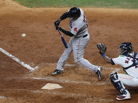 Baseballista Rafael Devers z Bostonu odpaluje míek v utkání s Houstonem.
