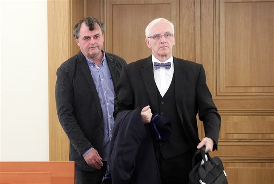 Nmec Gerd Müller (vlevo) u chebského okresního soudu. Na esku se domáhá...