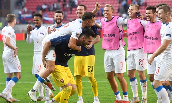 etí fotbalisté se radují z vítzství 2:1 nad Slovenskem.