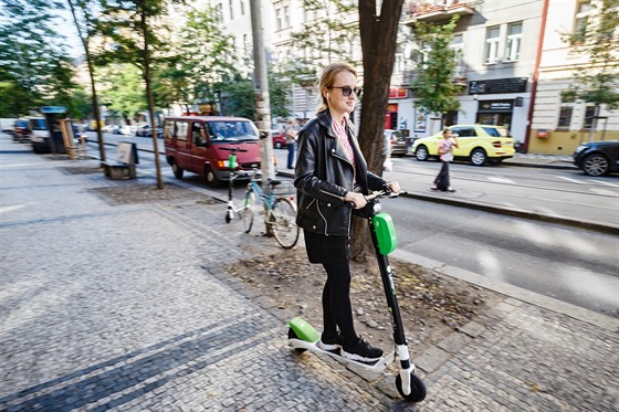 Centrum Prahy zaplavili turisté na elektrických kolobkách (12. íjna 2018)