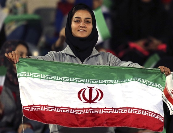 Po tém tyiceti letech mohly fotbalistm Íránu fandit na stadionu pi...