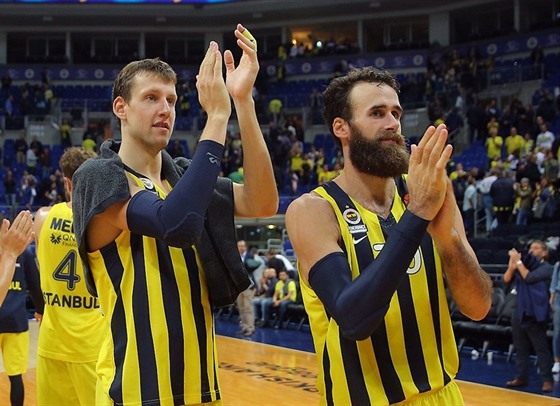 Jan Veselý (vlevo) a Gigi Datome oslavují výhru Fenerbahce Istanbul.