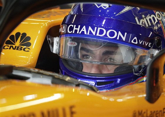 Fernando Alonso v kokpitu svého mclarenu
