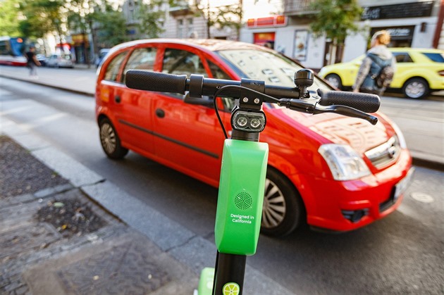 Centrum Prahy zaplavili turisté na elektrických kolobkách (12. íjna 2018)