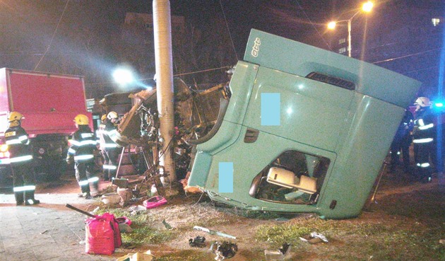 Nehoda osobního auta a kamionu omezila na 6 hodin dopravu na kiovatce Mileta...