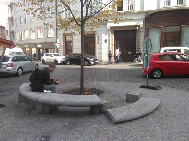 Takhle dopadla lavička Na Perštýně v samém centru Prahy. Minimálně měsíc se nikdo nemá k tomu, aby ji opravil... Přitom byla dříve pořád v obležení nejenom turistů.