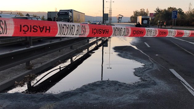 Vylitá chemikálie na Strakonické. (12.10.2018)