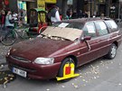 Toto vozidlo stojí již minimálně týden v pěší zóně na Václavském náměstí v jeho spodní části. Nápisy s tím, že je to levný parking, policie je na něj krátká a neodtáhne jej. A neodtáhne jej ani Babiš. Toto vozidlo stojí již minimálně týden v pěší zóně na Václavském náměstí v jeho spodní části. Nápisy s tím, že je to levný parking, policie je na něj krátká a neodtáhne jej. A neodtáhne jej ani Babiš.