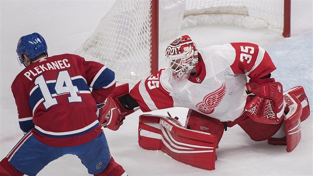 Tomáš Plekanec z Montrealu překonává Jimmyho Howarda v brance Detroitu. Tomáš Plekanec z Montrealu překonává Jimmyho Howarda v brance Detroitu.