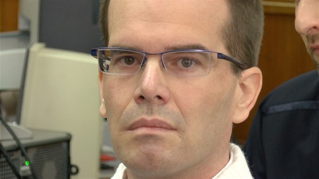 Petr Dostál se před soudem označil za krále pedofilů, teď pyká i matka, která mu svěřila dítě. Petr Dostál se před soudem označil za krále pedofilů, teď pyká i matka, která mu svěřila dítě.