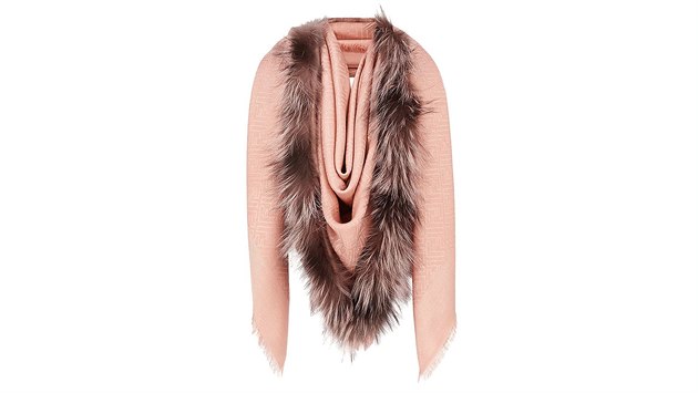 Růžovou šálu Touch of Fur vyrábí italská módní značka Fendi Růžovou šálu Touch of Fur vyrábí italská módní značka Fendi
