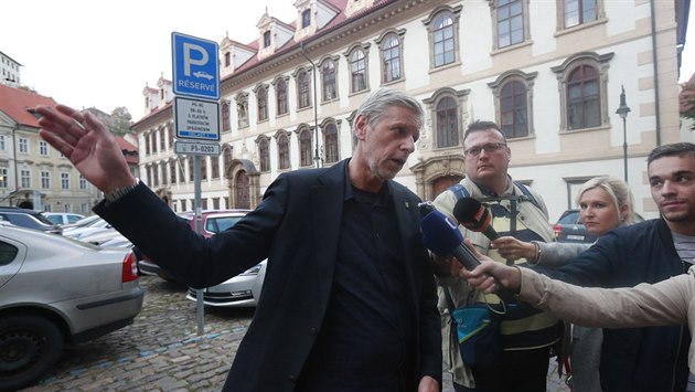 Šéf senátního klubu Starostové a nezávislí Jan Horník přichází na jednání STAN,... Šéf senátního klubu Starostové a nezávislí Jan Horník přichází na jednání STAN,...