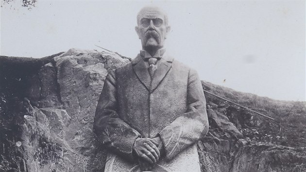 Čtrnáctimetrovou sochu T. G. Masaryka u Kunštátu zničili nacisté, kteří... Čtrnáctimetrovou sochu T. G. Masaryka u Kunštátu zničili nacisté, kteří...