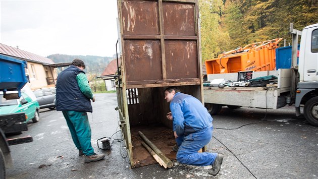 Ve valašské obci Oznice připravují klec určenou k odchycení toulavého medvěda. Ve valašské obci Oznice připravují klec určenou k odchycení toulavého medvěda.
