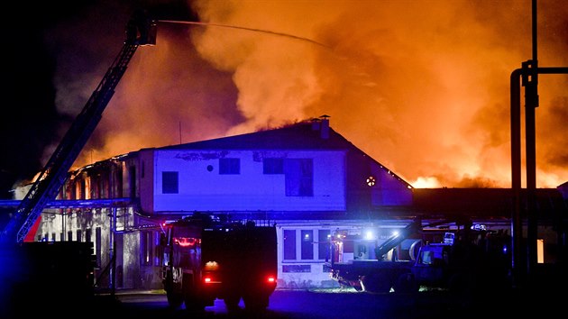 V Lysé nad Labem na Nymbursku hoří 15. října 2018 výrobní hala společnosti... V Lysé nad Labem na Nymbursku hoří 15. října 2018 výrobní hala společnosti...