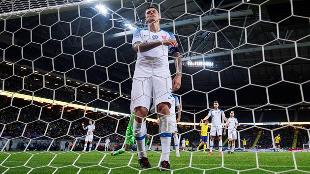 Slovenský fotbalista Martin Škrtel skončil společně s míčem v brance. Švédští... Slovenský fotbalista Martin Škrtel skončil společně s míčem v brance. Švédští...