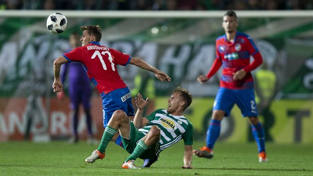 Martin Hašek (v zeleno-bílém) z Bohemians svádí souboj Patrikem Hrošovským z... Martin Hašek (v zeleno-bílém) z Bohemians svádí souboj Patrikem Hrošovským z...