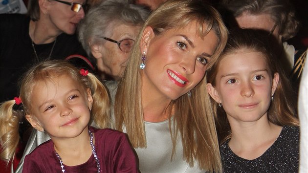 Olga Menzelová a její dcery Eva a Anna (Praha, 14. října 2018) Olga Menzelová a její dcery Eva a Anna (Praha, 14. října 2018)