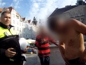Naháč hledal v kašně peníze Naháč hledal v kašně peníze