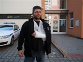 Jednačtyřicetiletý brněnský strážník Petr Čermák při nakupování v obchodě... Jednačtyřicetiletý brněnský strážník Petr Čermák při nakupování v obchodě...