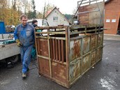 Ve valašské obci Oznice připravují klec určenou k odchycení toulavého medvěda.... Ve valašské obci Oznice připravují klec určenou k odchycení toulavého medvěda....