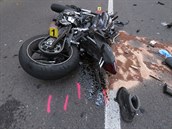Motorkář podlehl těžkým zraněním v nemocnici. Motorkář podlehl těžkým zraněním v nemocnici.