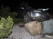 Řidič po honičce s policií narazil do balvanů v areálu autobazaru (15.10.2018). Řidič po honičce s policií narazil do balvanů v areálu autobazaru (15.10.2018).