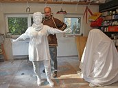 David Moješčík ve svém ateliéru v Janovicích při pracích na soše Věry Špinarové. David Moješčík ve svém ateliéru v Janovicích při pracích na soše Věry Špinarové.