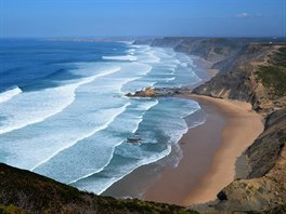 Pobe Algarve, ideln (a relativn blzk) surfask tern