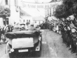 Hitler jel v ele kolony ve vozidle Mercedes Benz G4/W31 poznávací znaky...