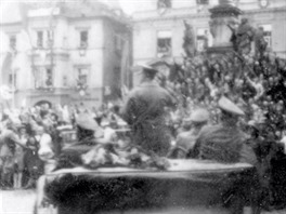 Píjezd Hitlera na námstí v eském Krumlov, které bylo zcela zaplnno lidmi...