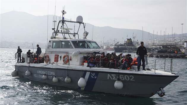 Dstojnk eck poben stre Kyriakos Papadopulos piplouv se zachrnnmi uprchlky na Lesbos (31. ledna 2016)