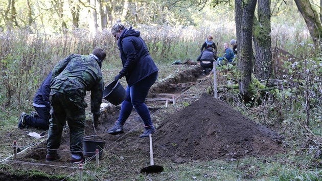 Plzet archeologov zkoumali tbor Nikolaj na Jchymovsku. Na snmku ez okrajem tbora s ostelovanm psmem.