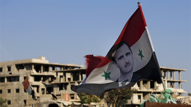 Syrsk vlajka s podobiznou prezidenta Bara Asada vlaje ve mst Dm. (15. ervence 2018)