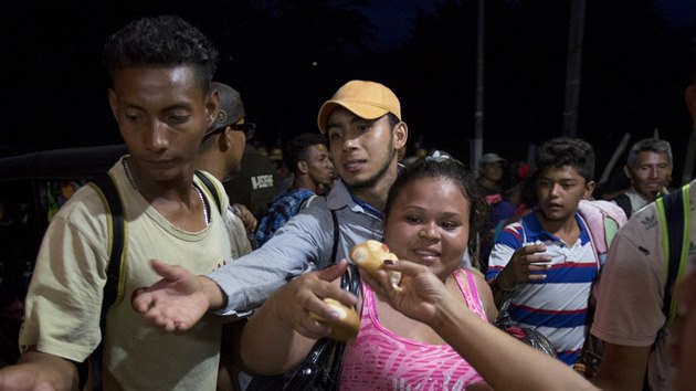 Karavana honduraskch uprchlk je na cest do Spojench stt. Lid nejastji utkaj ped chudobou a nsilm. (15. jna 2018)