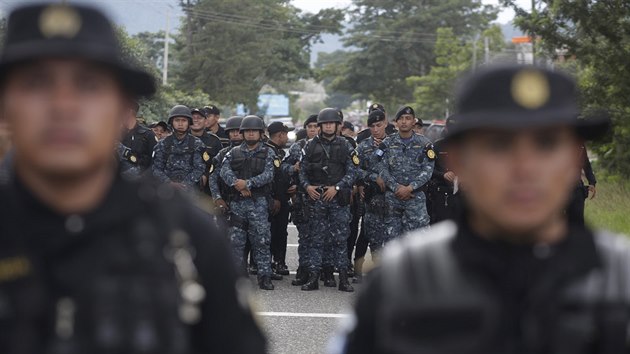 Karavana honduraskch uprchlk je na cest do Spojench stt. Na hranicch se je pokusila zastavit guatemalsk policie. (15. jna 2018)