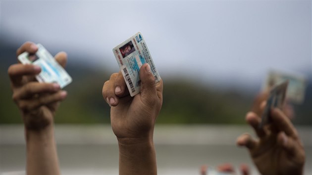 Karavana honduraskch uprchlk je na cest do Spojench stt. Na hranicch se je pokusila zastavit guatemalsk policie. (15. jna 2018)