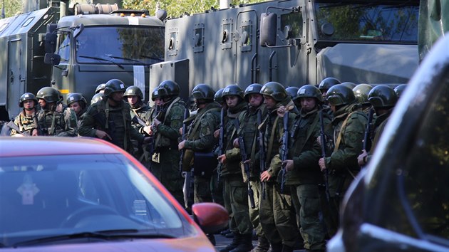 Ve kole na Krymu se stlelo. Policie in vyetuje jako masovou vradu. (17. jna 2018)