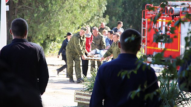 Ve kole na Krymu se stlelo. Policie in vyetuje jako masovou vradu. (17. jna 2018)