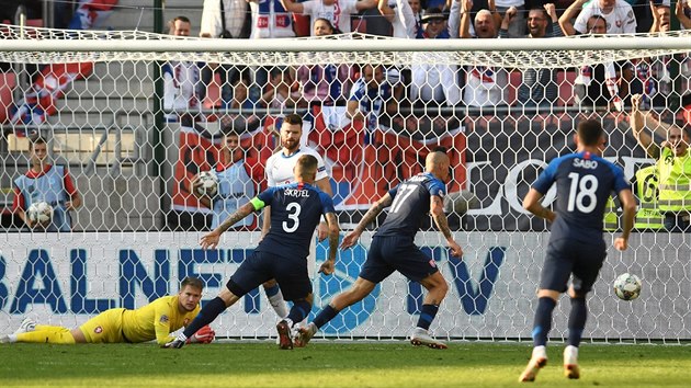 Slovensk fotbalista Marek Hamk (s slem 17) pekonv v utkn Ligy nrod eskou obranu.