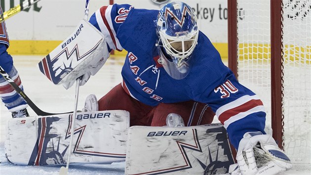 Henrik Lundqvist , brank New Yorku Rangers, zasahuje v utkn NHL proti Edmontonu.