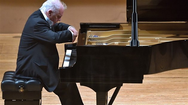 Daniel Barenboim hrl na vlastn klavr, kter pro nj byl vyroben a pivezen do Prahy.