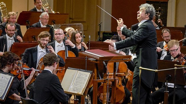 Semjon Bykov dil eskou filharmonii na prvnm abonentnm koncert.