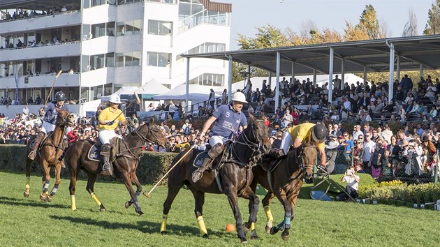 Divci na Velk pardubick mohli ped hlavn tribunou sledovat ukzku koskho pla.