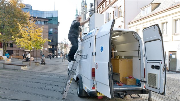 Na esti mstech v Liberci mila speciln auta kvalitu ovzdu. Vsledky budou k dispozici po novm roce. Na snmku Bohumil Kotlk ze Sttnho zdravotnho stavu.