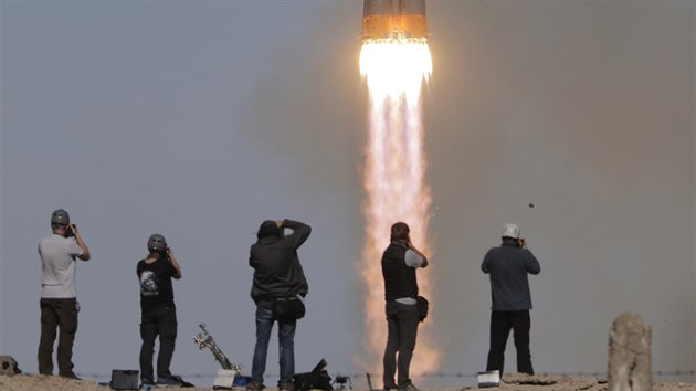 Fotografov sleduj start lod Sojuz MS-10 z kosmodromu Bajkonur v Kazachstnu. (11. jna 2018)