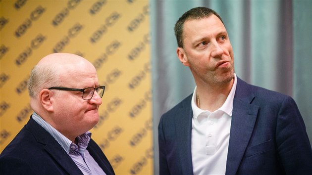 Daniel Herman a Jan Wolf sleduj&iacute; ve volebn&iacute;m &scaron;t&aacute;bu KDU-ČSL v Praze průběžn&eacute; v&yacute;sledky druh&eacute;ho kola voleb do Sen&aacute;tu. (13. ř&iacute;jna 2018)